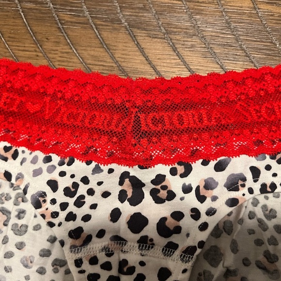 Victoria’s Secret Low-rise Hiphugger panty NWT Size XS leopard print lace trim - Picture 2 of 7